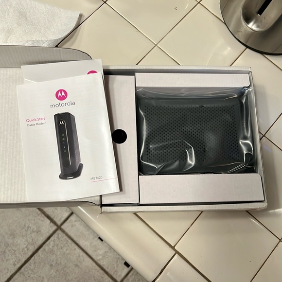 New Open box Motorola 16x4 686 Mbps Cable Modem MB7420 High-Speed Internet Modem - Picture 2 of 4
